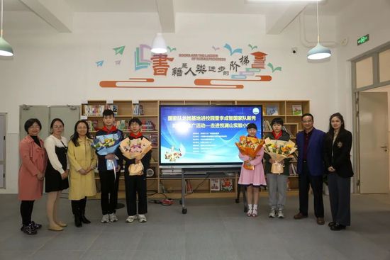 年夜美男陈燕雨事业有成却情路曲折，又遭深邃深挚年夜叔黄国泰纠缠不休，无处潜藏的她偶尔熟悉穷小子何天明，便让他假扮男朋友陪本身回家以隔离黄国泰的非份之想。黄国泰醋意年夜发，操纵何天明急需用钱的心理设下骗局，诬告他与众富婆有染。此时己对何天明有好感的陈燕雨将他年夜骂一顿。何天明合家莫辩，选择缄默。颠末一番哭笑不得虐心酸肺的挫折，陈燕雨领会到何天明节衣缩食是为了替父还债酬报好心人，他的这类积极向上诚信守约的精力完全感动了陈燕雨，她真心喜好上何天明。随后，陈燕雨往找黄国泰算账却差点被欺侮，逃出来的陈燕雨哭着扑进何天明的怀抱，两情相悦时，何天明发现陈燕雨几年前也曾捐助过他……